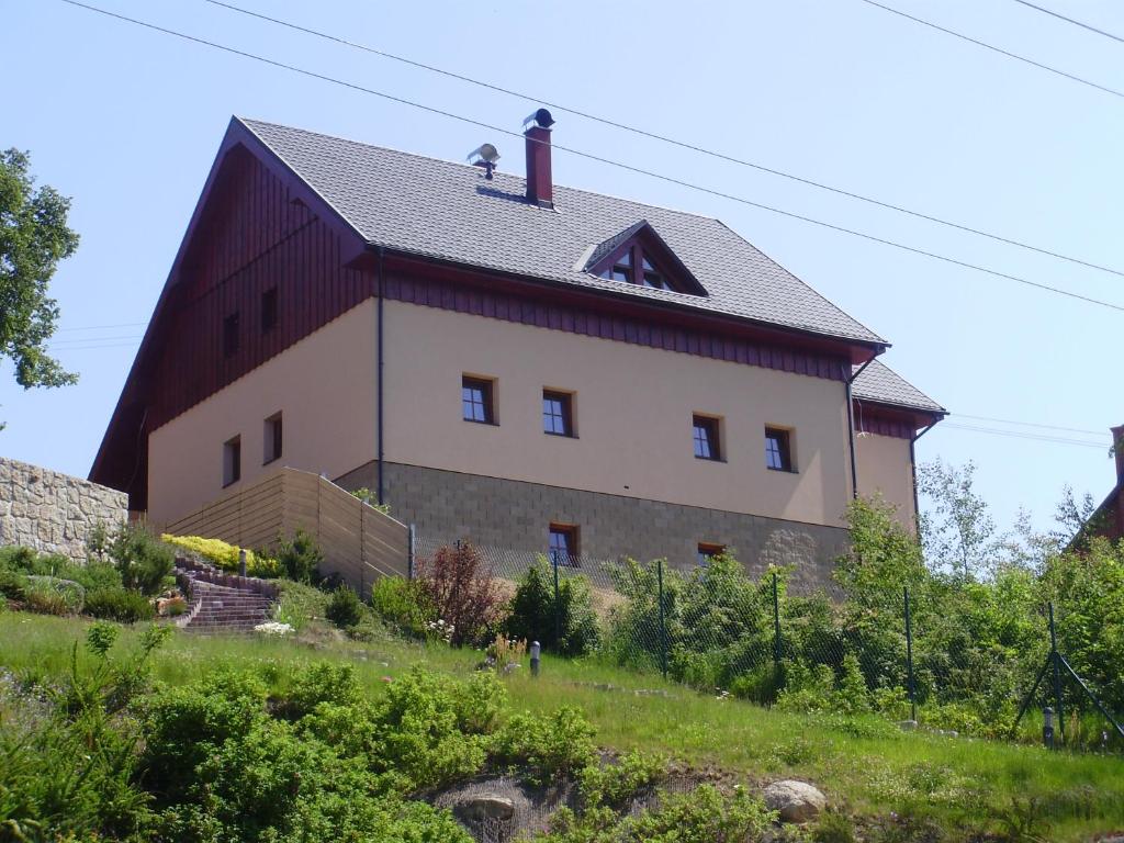阿尔布勒茨缇策维基泽尔斯基弛霍拉次Chata Albrechta的一座大建筑,在山坡上设有红色屋顶