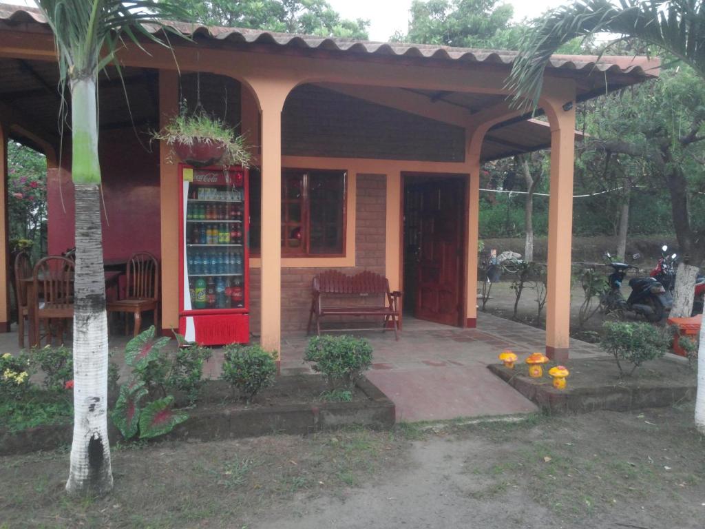 San JorgeHotel California的一个带长凳和书架的小房子
