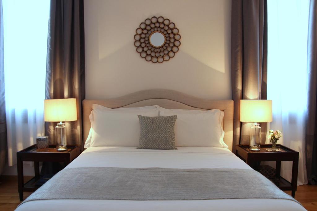 威尼斯Primaluce的一间卧室配有一张带两张台灯的床铺。