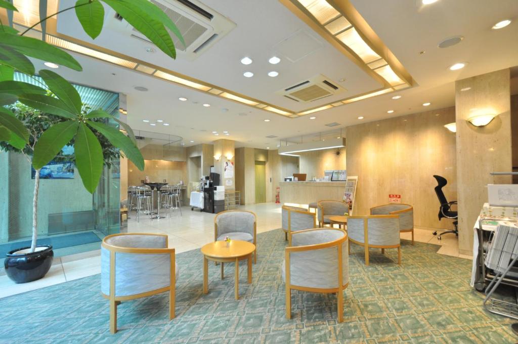 神户神户市花园酒店（原神户逝水酒店）的大堂设有桌椅和植物