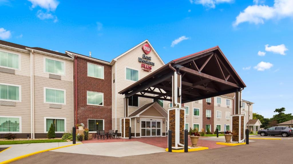 梅诺莫尼BEST WESTERN Plus Menomonie Inn & Suites的建筑前有遮阳篷的酒店