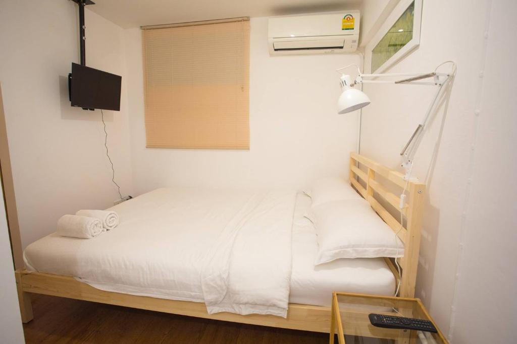 Les Fleurs Bangkok Hostel客房内的一张或多张床位