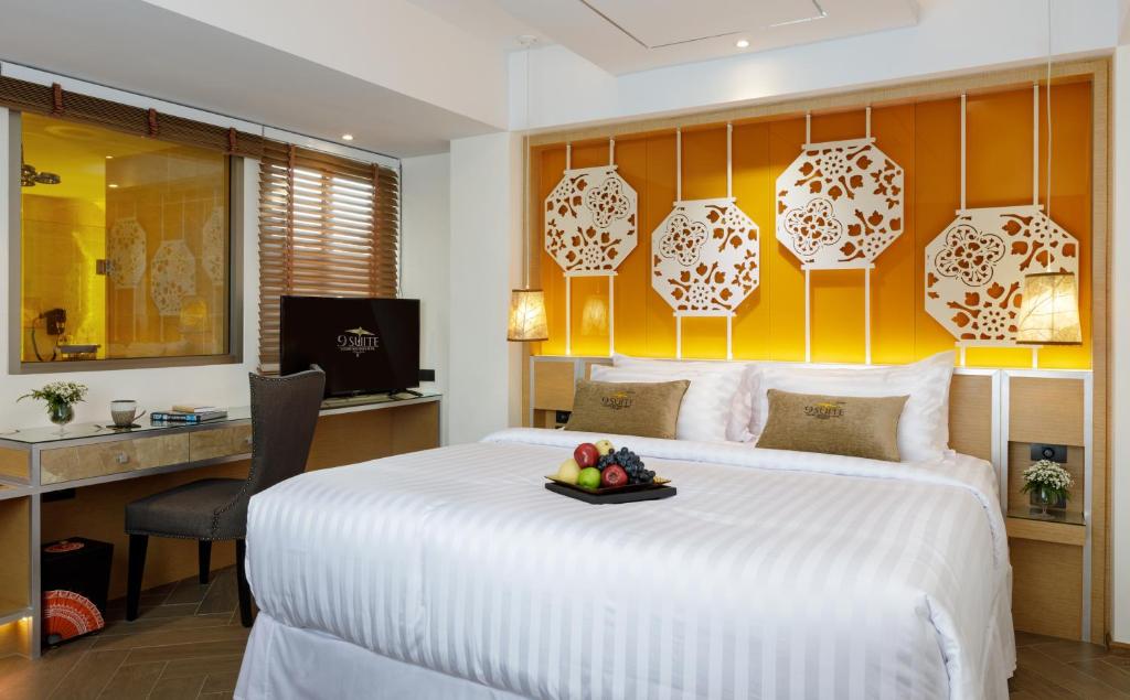清迈9套豪华精品酒店 的一间卧室配有一张大床,上面有水果盘