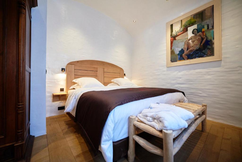 安特卫普科尔维尼尔酒店的一间卧室配有一张大床和木制床头板