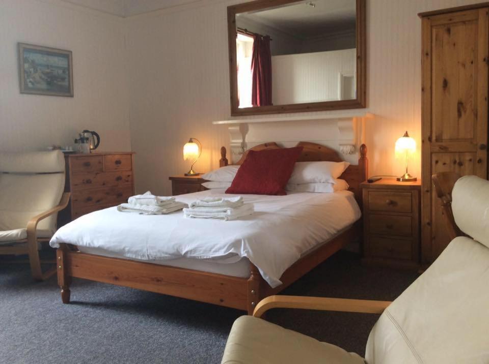 克利夫登Cavell House Bed and Breakfast的一间卧室配有一张大床,上面有镜子