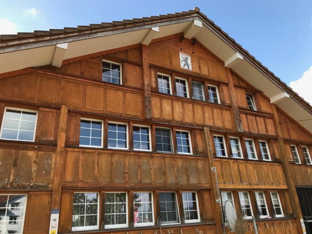 黑里绍霍夫迪特里希农家乐的一面设有窗户的木制建筑