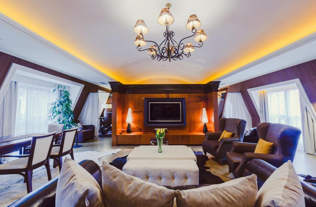 热舒夫豪华精品酒店的客厅配有沙发和桌子