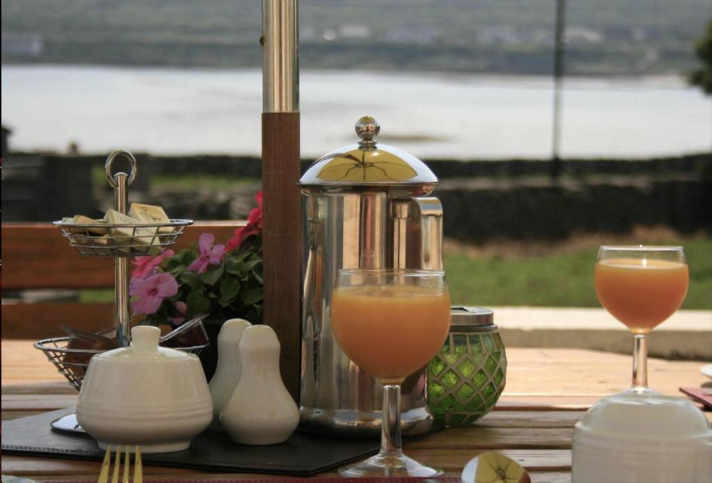 基尔罗南Seacrest B&B的一张桌子,上面放着两杯橙汁和搅拌机