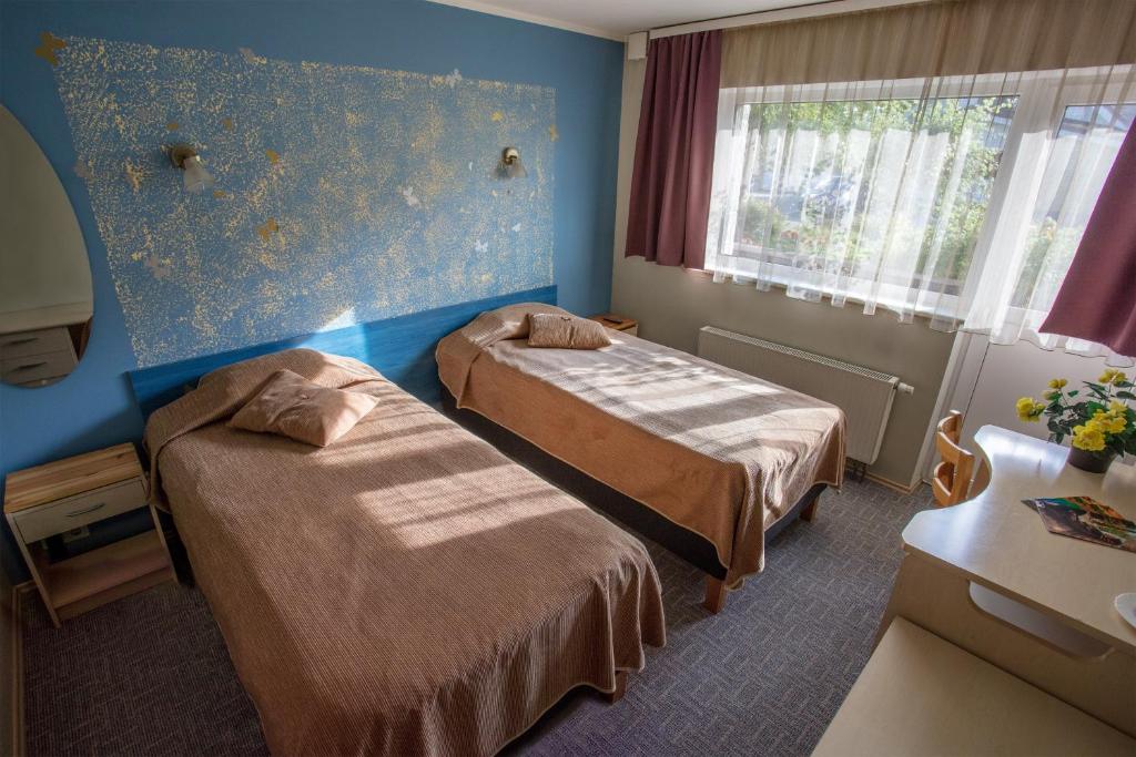 维尔扬迪恩迪拉酒店的酒店客房设有两张床和窗户。