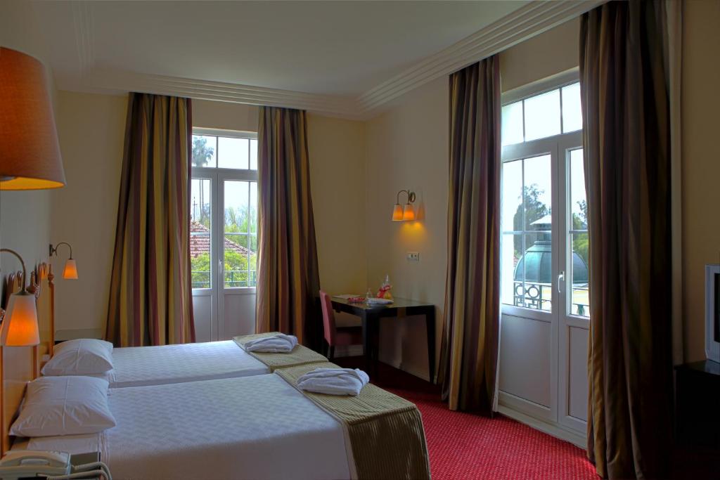 库里亚库里亚托马斯酒店的酒店客房设有床和窗户。
