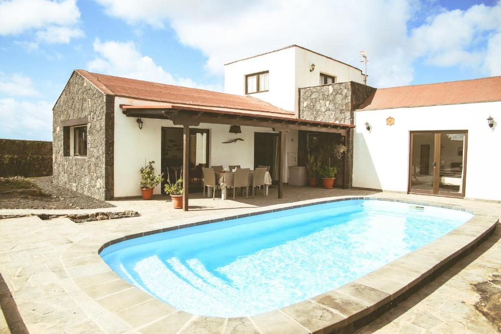 拉哈雷斯Villa Arriba的别墅前设有游泳池