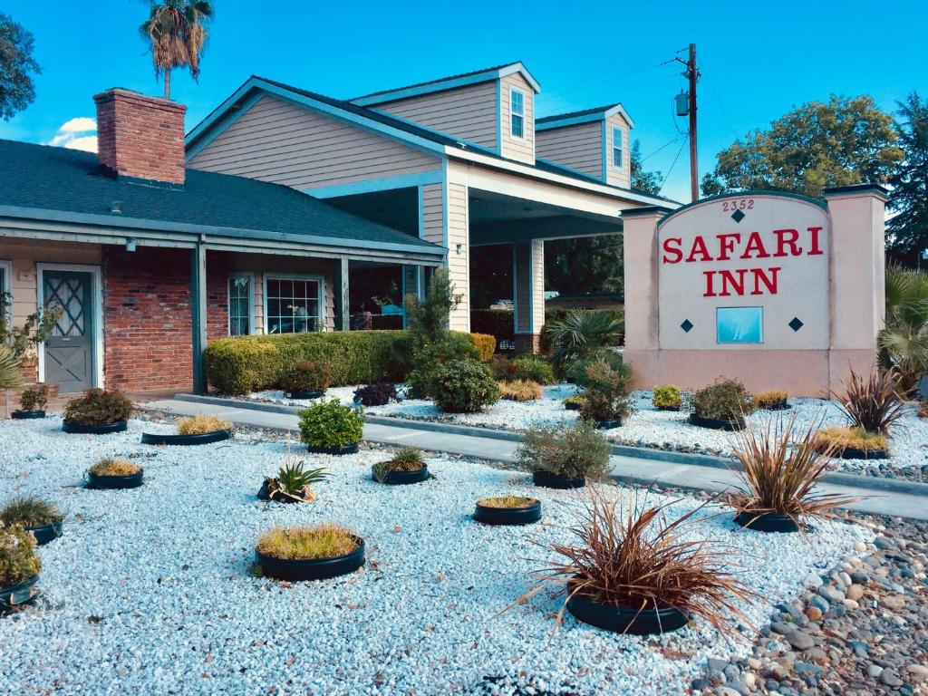 奇科Safari Inn - Chico的一座建筑,上面有读萨利旅馆