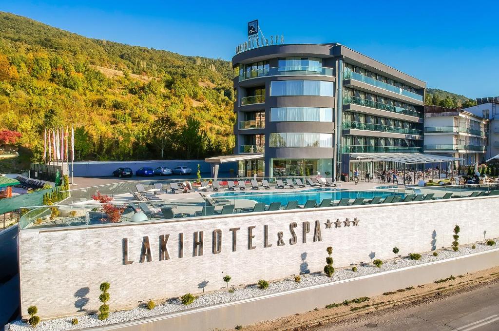奥赫里德Laki Hotel & Spa的大楼前设有游泳池的酒店