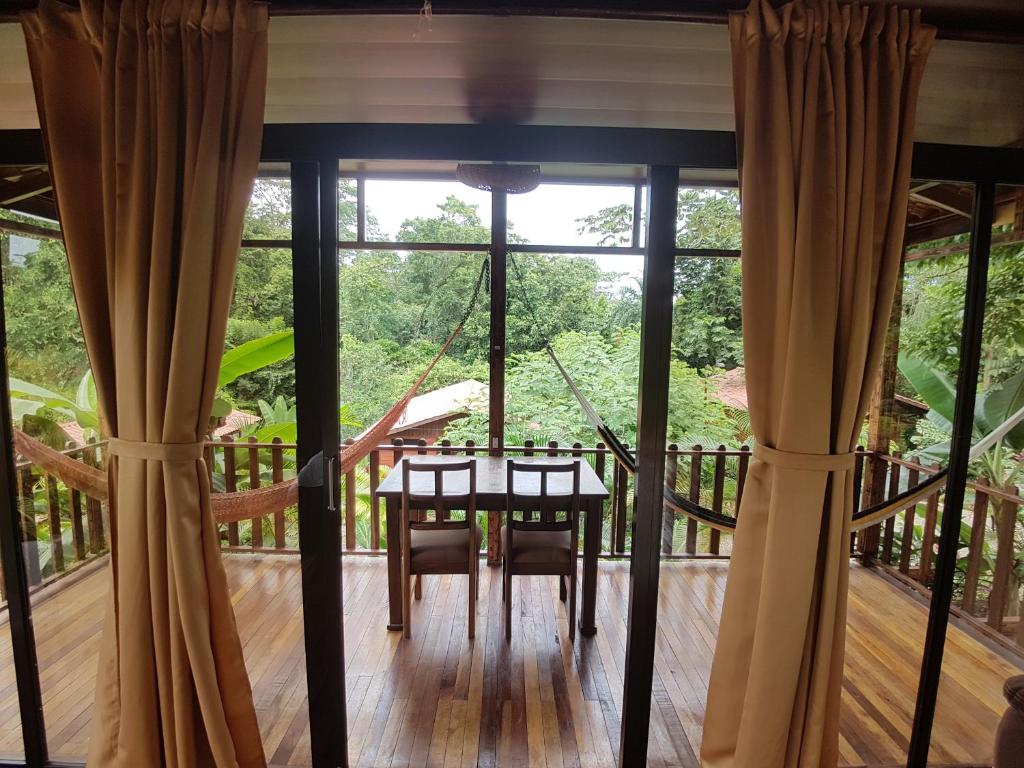 Hotel Heliconias Nature Inn &amp; Hot Springs的阳台或露台