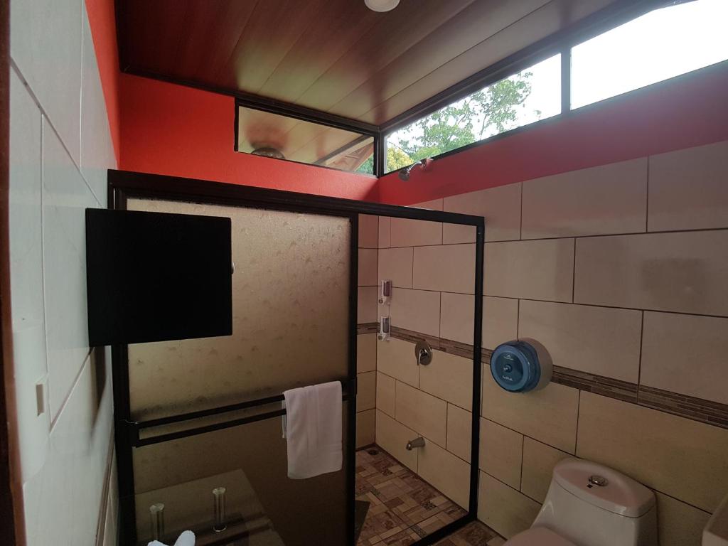 Hotel Heliconias Nature Inn &amp; Hot Springs的一间浴室