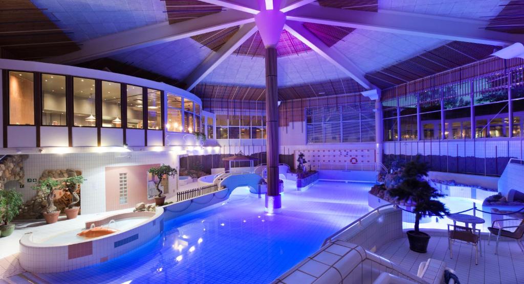 萨利色尔卡假日俱乐部萨利色尔卡酒店的一座大型建筑中的一座大型游泳池