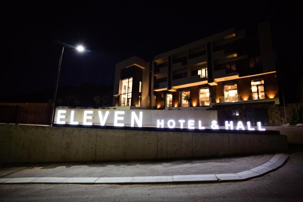 阿拉木图十一厅酒店的一座建筑,上面标有夜间读11家酒店和大厅的标志