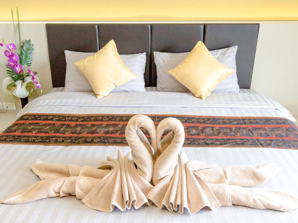 合艾合艾席隆精品酒店的两个天鹅在床上做心形