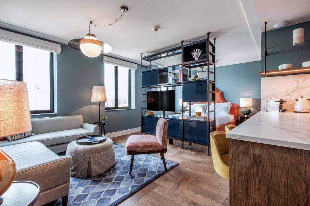 阿姆斯特丹The July - Twenty Eight的客厅配有沙发和桌子