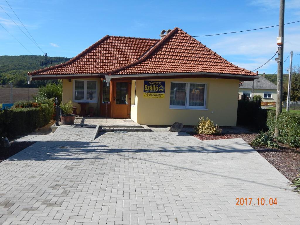 艾普莱尼Tündér Szálló的红色屋顶的黄色小房子
