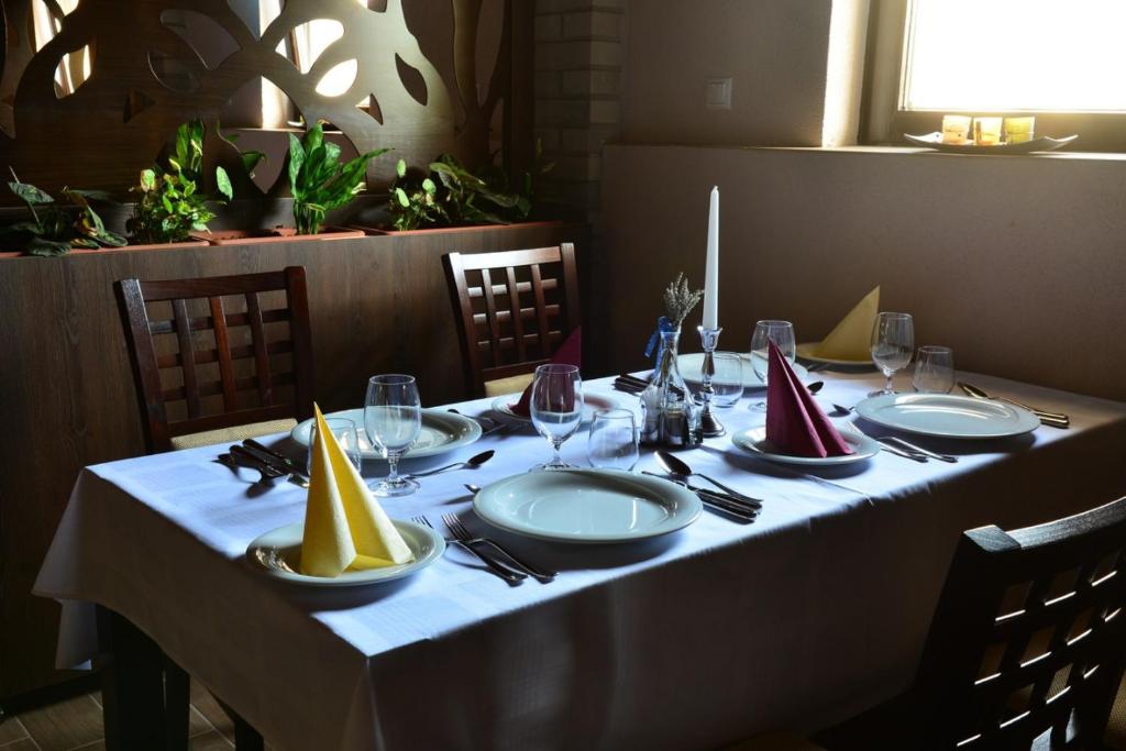 包姚Hotel Elizabeth的一张桌子,上面有白色的桌布,上面有盘子和酒杯
