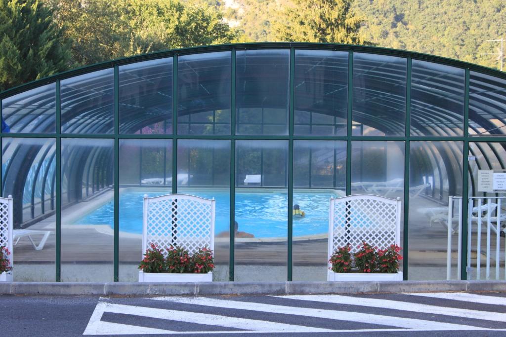 拉夫当的阿斯平莱玛尔奎斯酒店的一座玻璃建筑,里面设有游泳池