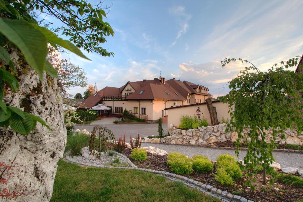 可罗日采Resort Jura的一座石墙和庭院的房子