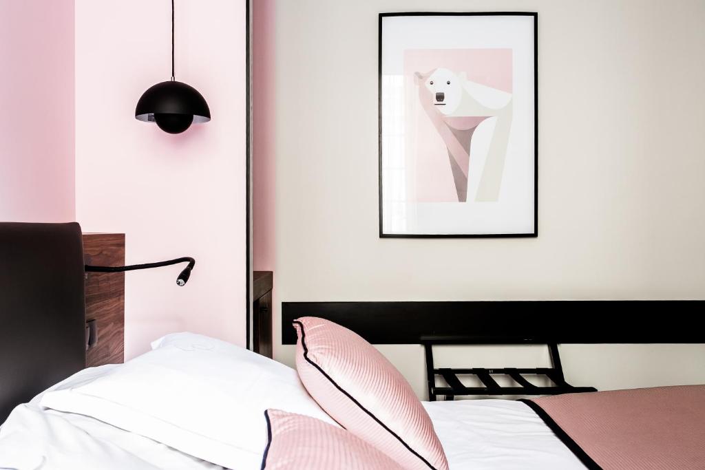 第戎红帽子酒店的一间卧室配有一张床和牙刷的照片