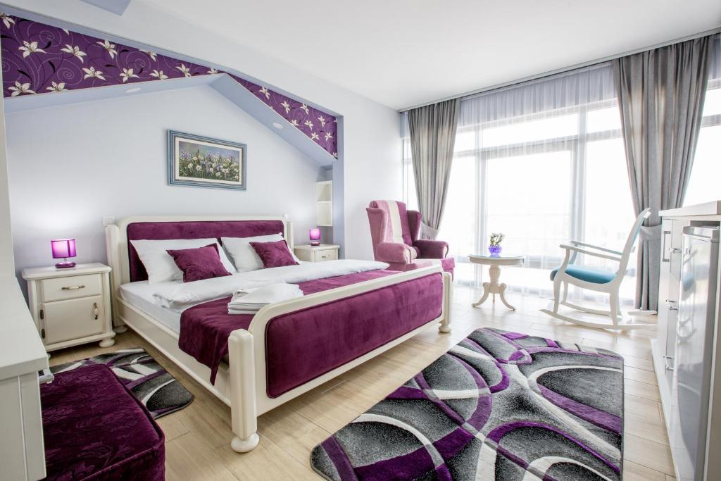 尼克希奇Apartmani MG的一间卧室配有紫色的床和紫色地毯