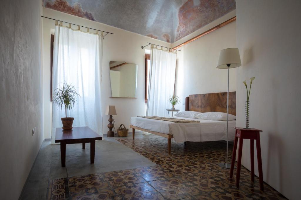 索尔索Piazza San Pantaleo的一间卧室配有一张床和一张桌子