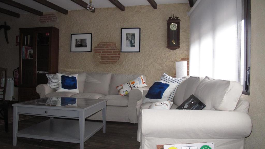 San Miguel de ValeroSueñoRural的客厅配有白色的沙发和桌子