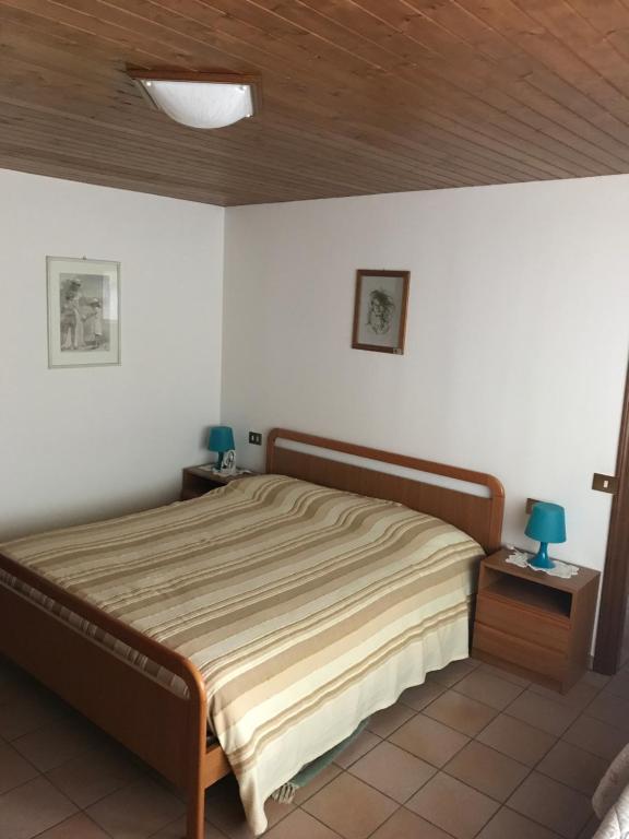 圣马力诺Residence Riccardi的一间卧室设有一张床和木制天花板