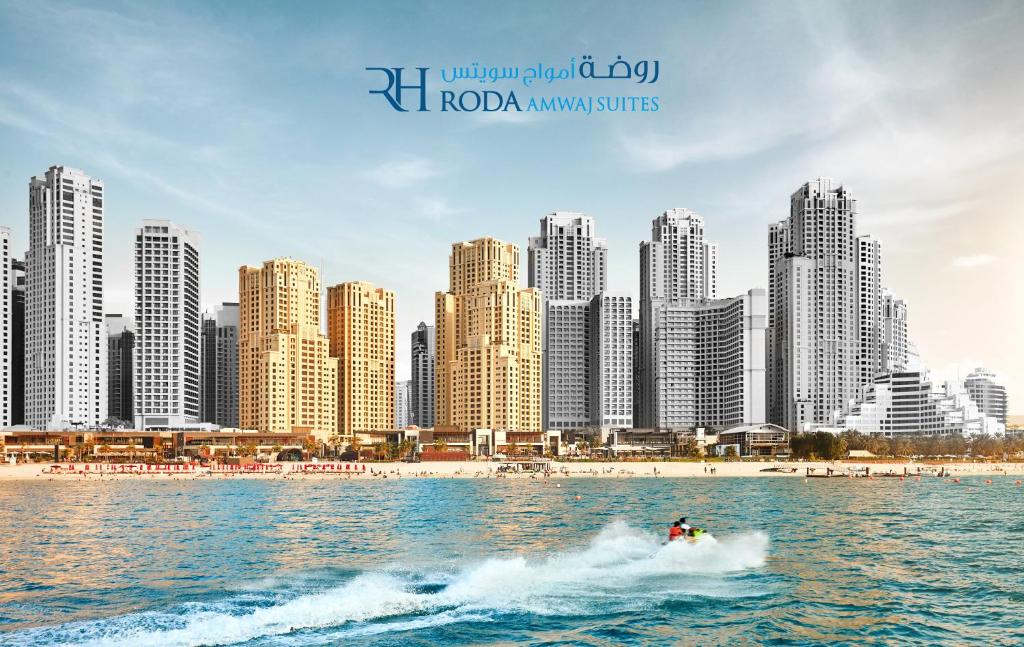 迪拜朱美拉海滩住宅区罗达安瓦吉套房酒店的城市前的水中小船