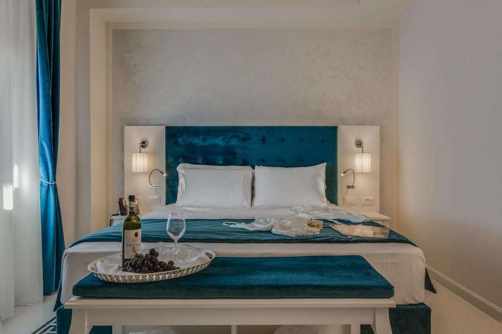 皮斯托亚Battistero Residenza d'Epoca的一间卧室配有一张大床和蓝色床头板