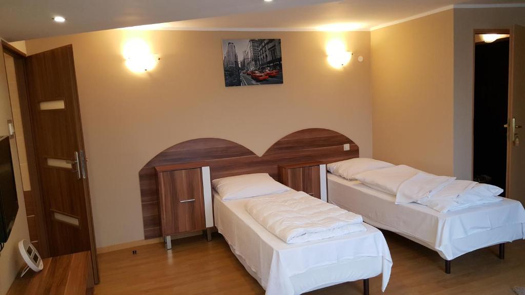 BiesiekierzNoclegi u Oksany的一间客房内配有两张床的房间