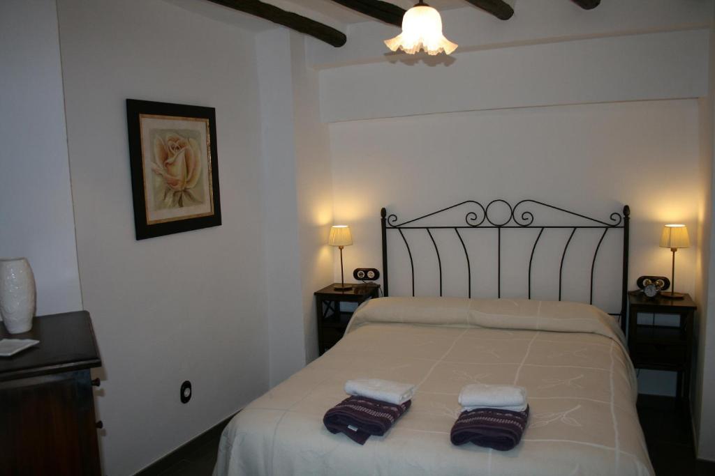 普里埃格·德·科尔多巴Casa Rural Villalta的一间卧室配有一张床,上面有两条毛巾