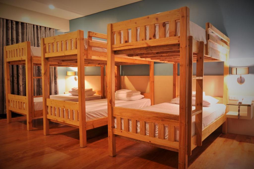 美岸芬南城酒店 的双层床间 - 带两张双层床