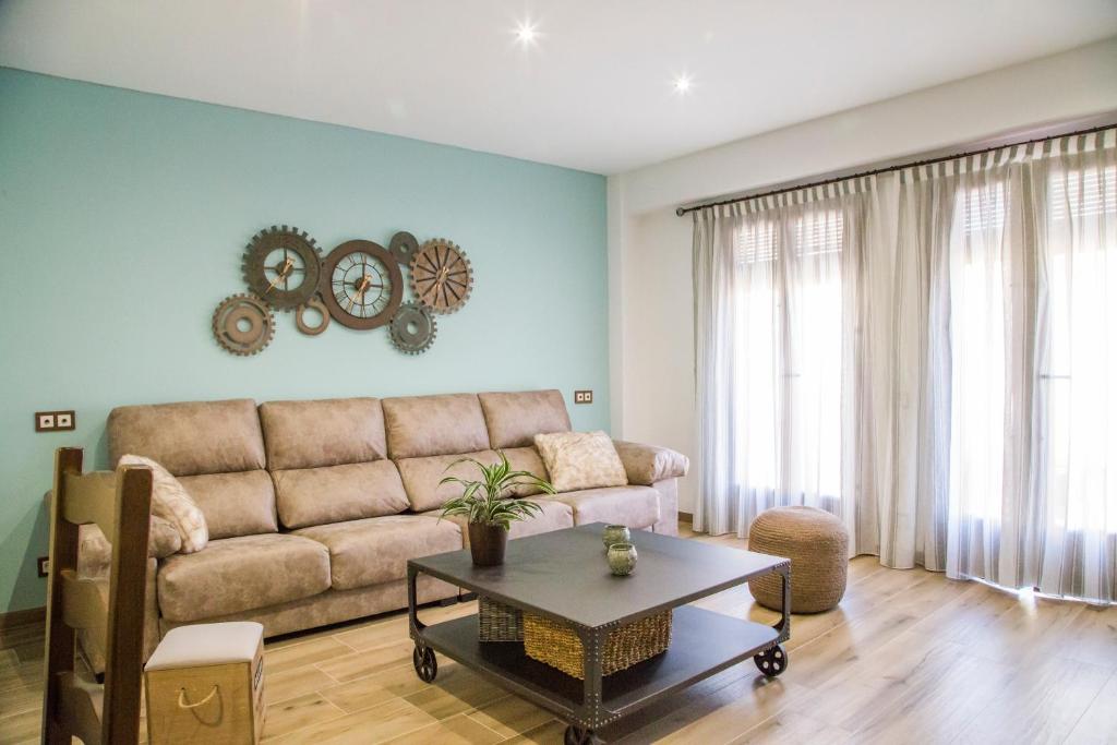 圣马特奥Apartament Rural El Rellotge的客厅配有沙发和桌子