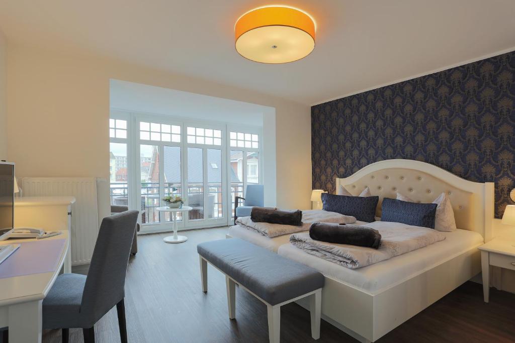 博尔库姆斯特拉德维拉珍妮酒店的卧室配有带蓝色枕头的大型白色床