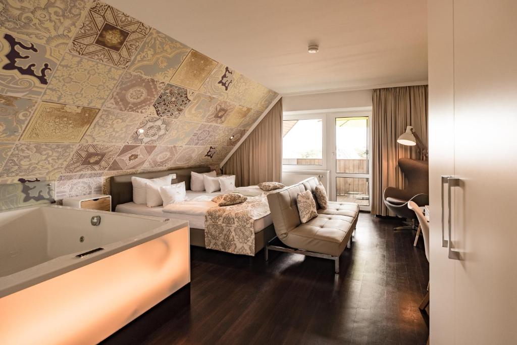 朗格奥芮秋设计酒店的配有一张床和一把椅子的酒店客房