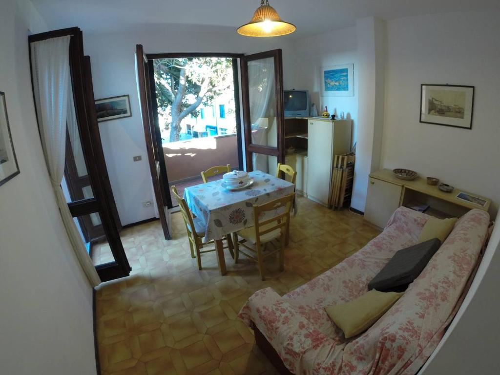 马西亚娜马里纳Appartamento Visibelli的客厅配有沙发和桌子
