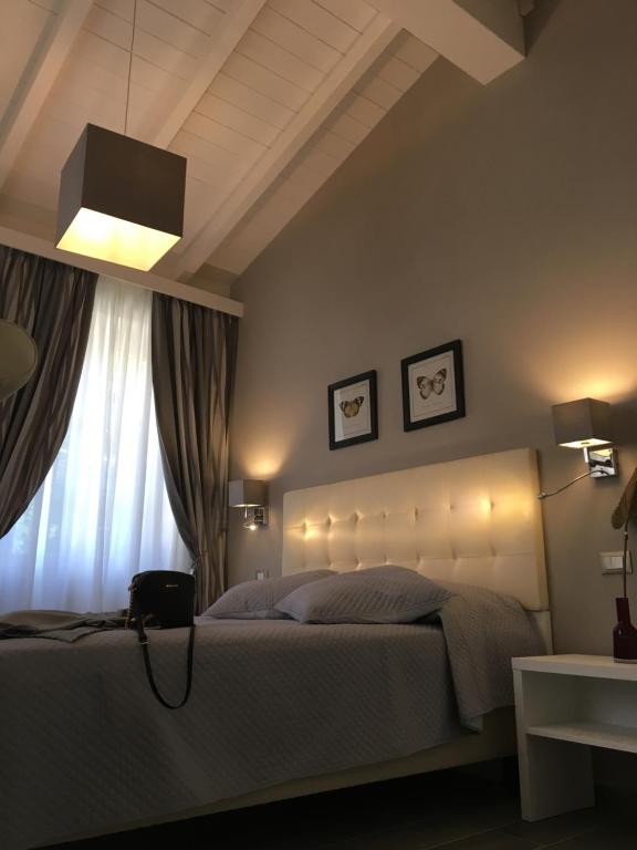 蒙蒂尼奥索Tuscany House of Artist的一间卧室设有一张大床和一个窗户。