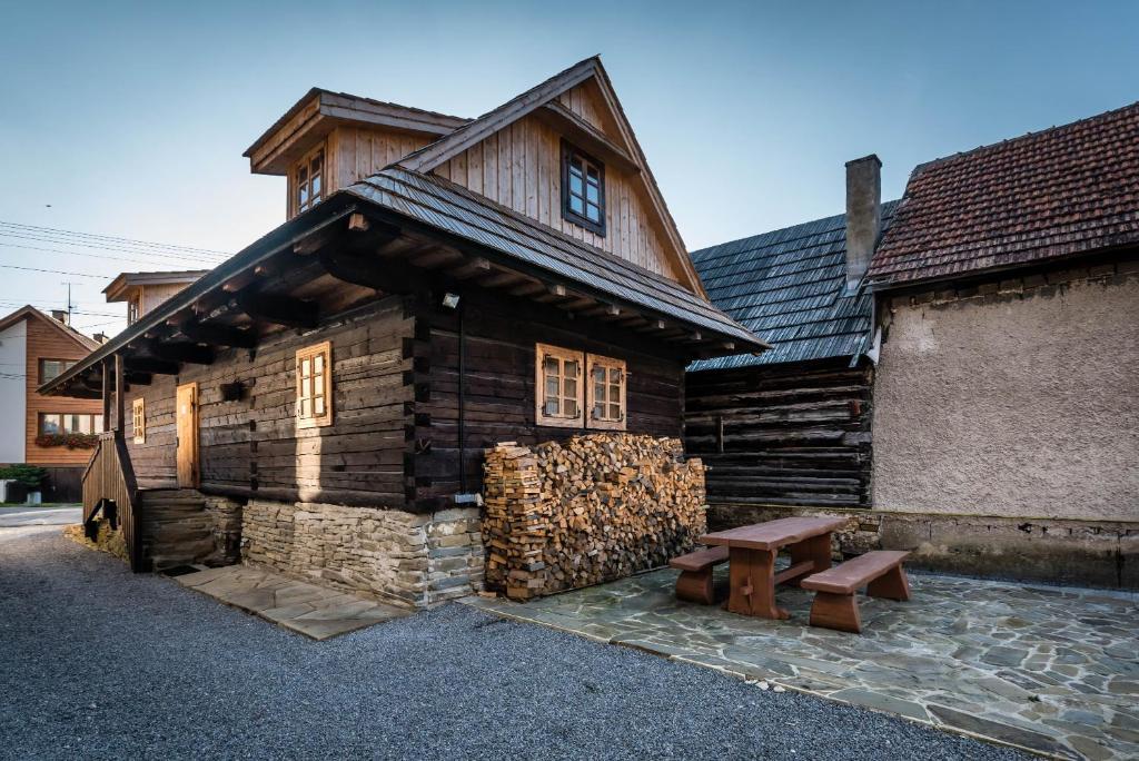 斯祖贝莱克Drevenica Traditional Cottage Old Centre的小木屋前方设有野餐桌