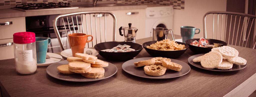 利卡塔Twinsuite的餐桌,盘子上放有面包和碗的食物