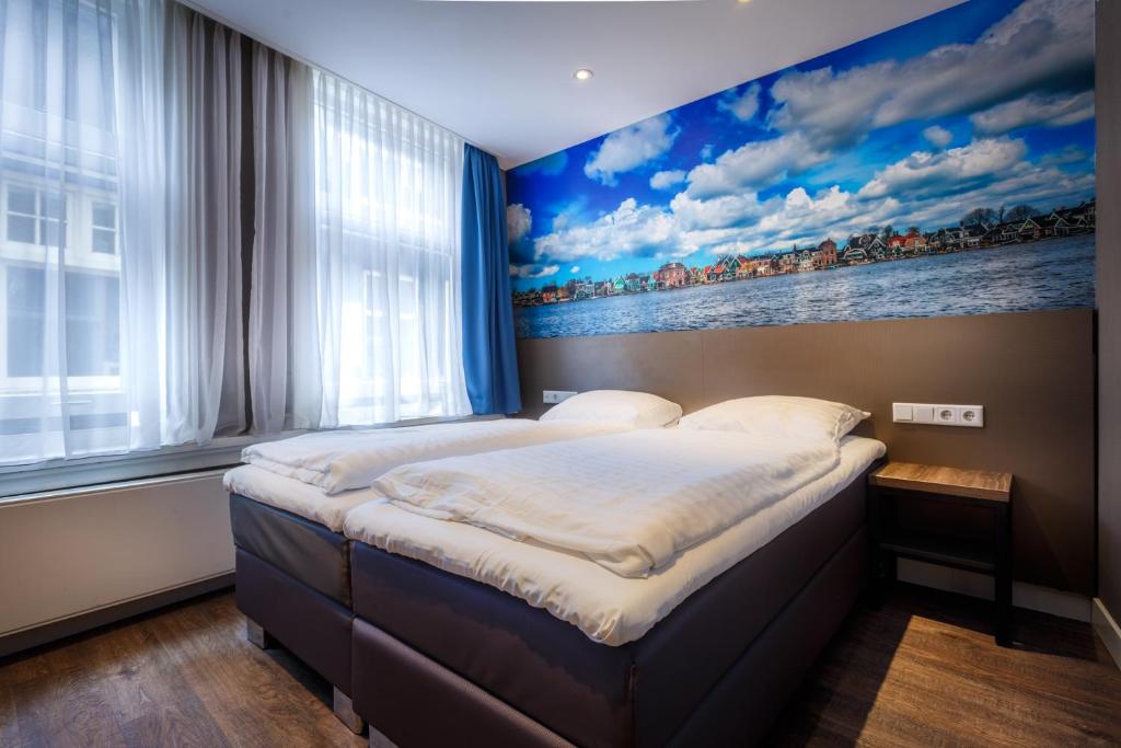 阿姆斯特丹老尼克尔酒店的一间卧室配有一张壁画床