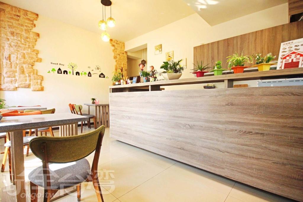 金宁乡八八小屋心享民宿的餐厅设有木台面和桌椅