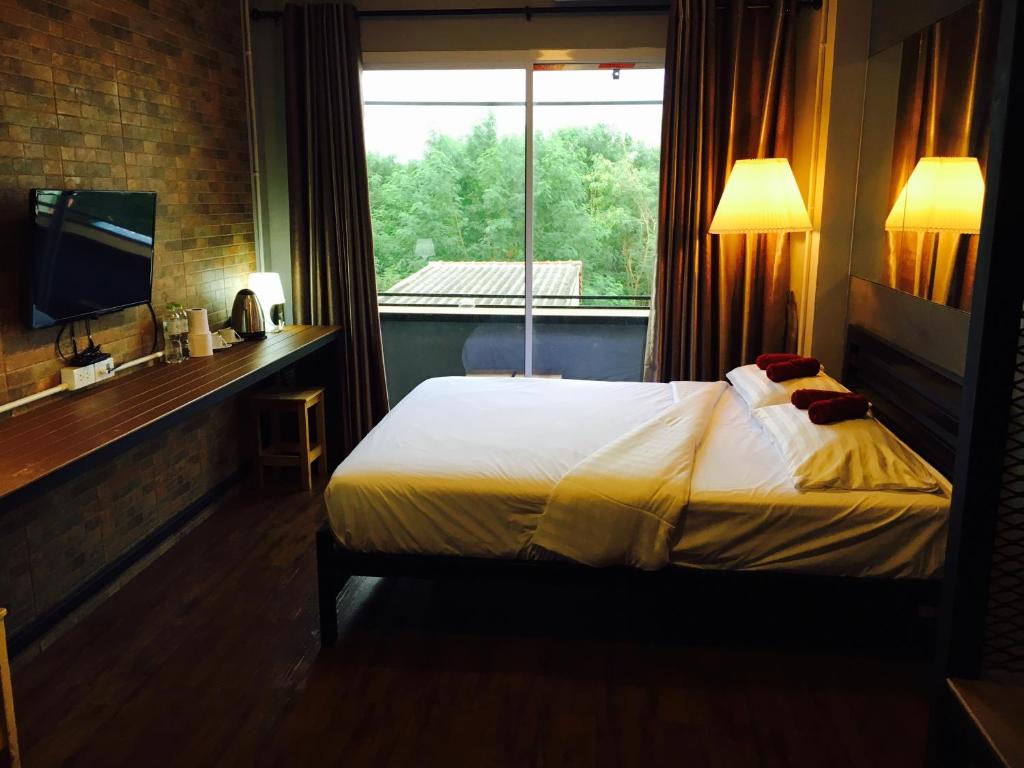 曼谷Popcorn House Ratchada的酒店客房设有床和窗户。