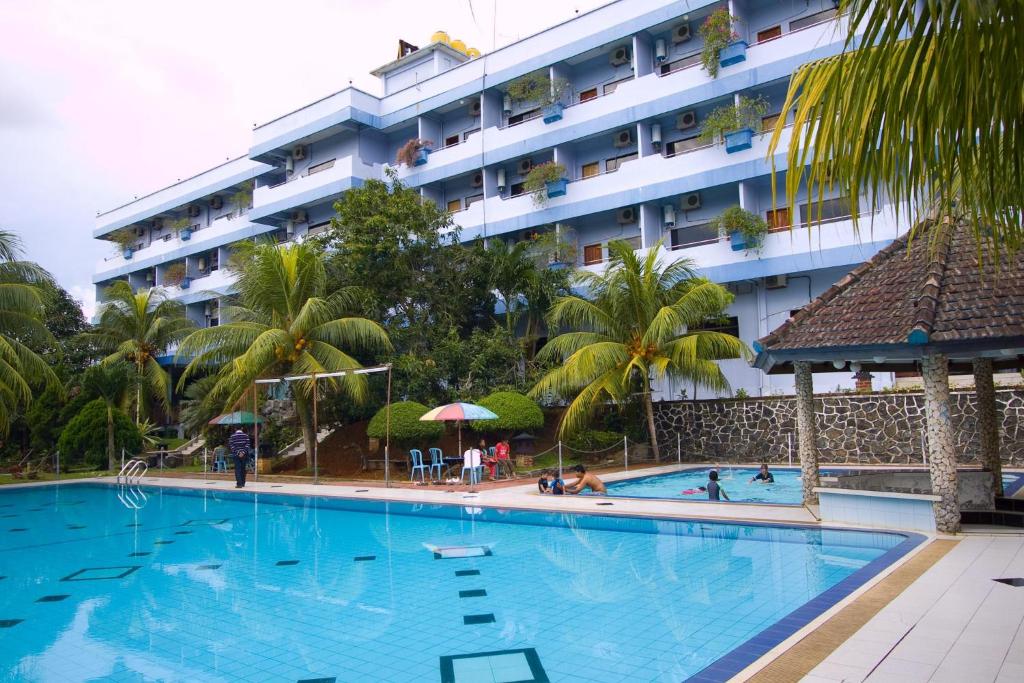 丹戎槟榔彩虹度假酒店的酒店前方的大型游泳池
