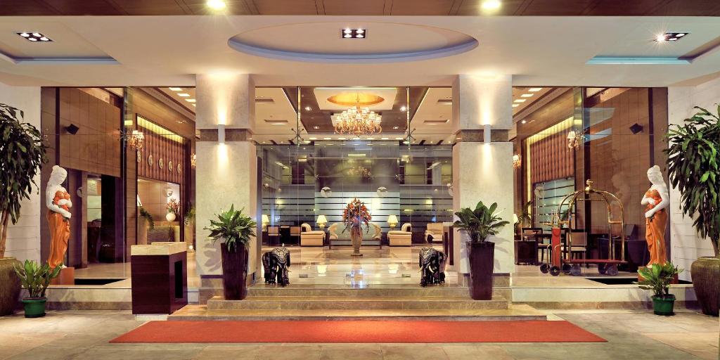 迈索尔Fortune JP Palace, Mysore - Member ITC's Hotel Group的酒店大堂,设有带沙发的大型大堂