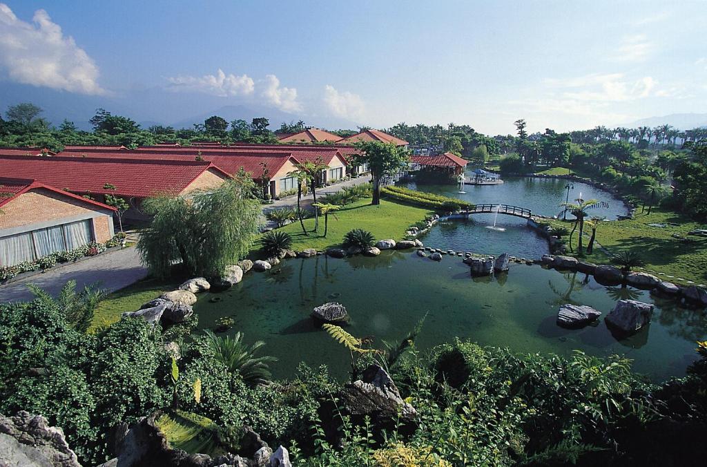 Fengping怡园度假村的院子中一座带桥的大池塘